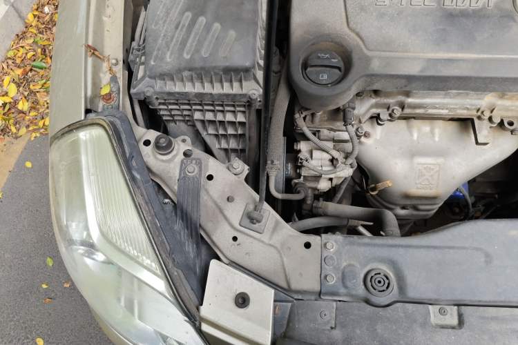 Used Buick Excelle 2013 1.5L Automatic Classic Model Engine Bay Right