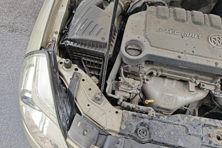 Used Buick Excelle 2013 1.5L Manual Classic Model Engine Bay Right