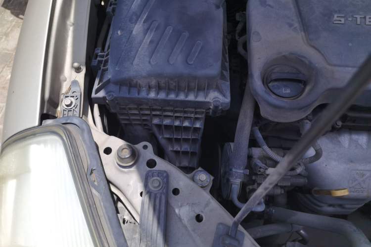 Used Buick Excelle 2013 1.5L Automatic Classic Model Engine Bay Right