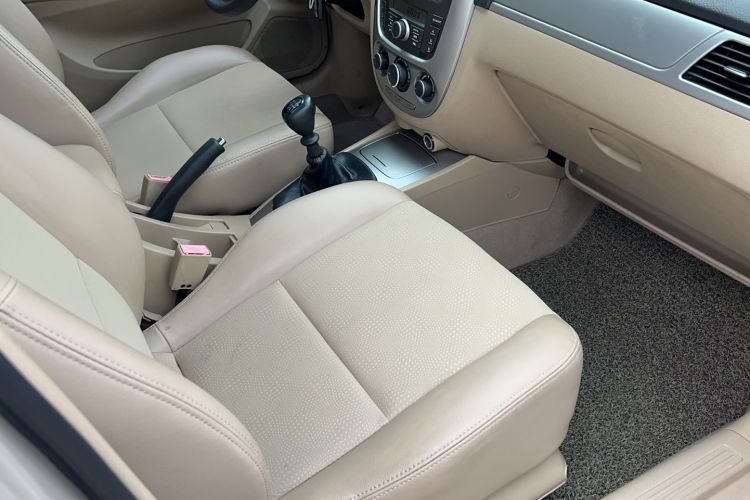 Used Buick Excelle 2013 1.5L Manual Classic Model Interior 3