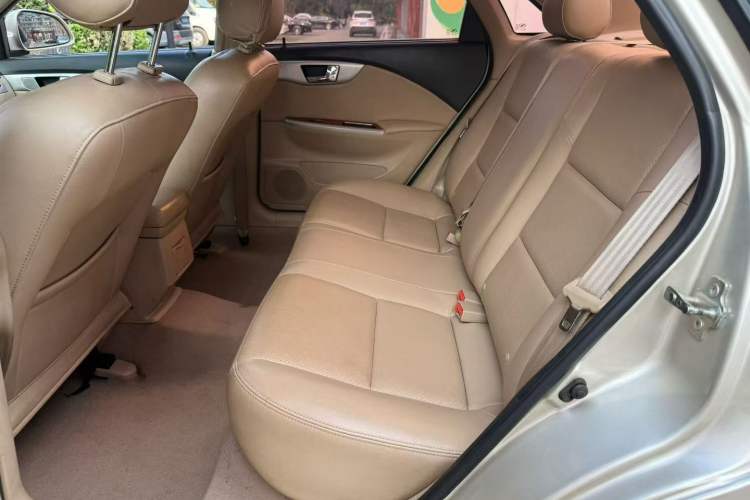 Used Buick Excelle 2013 1.5L Manual Luxury Model Interior 3