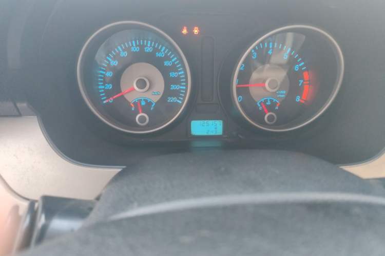 Used Buick Excelle 2013 1.5L Manual Classic Model Odometer Close Up