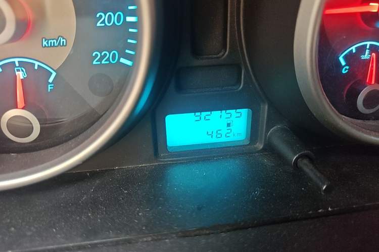 Used Buick Excelle 2013 1.5L Manual Classic Model Odometer Close Up