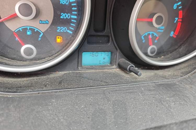 Used Buick Excelle 2013 1.5L Manual Classic Model Odometer Close Up