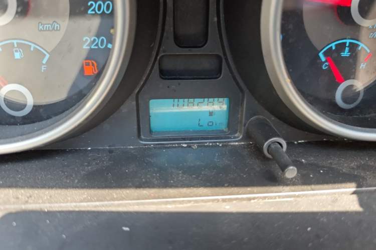 Used Buick Excelle 2013 1.5L Manual Classic Model Odometer Close Up