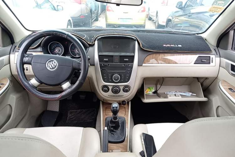 Used Buick Excelle 2015 1.5L Manual Classic Trim Center Console