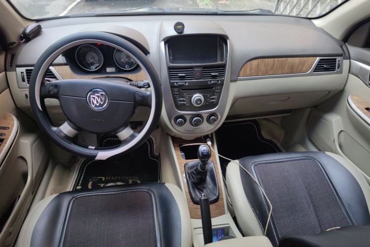 Used Buick Excelle 2015 1.5L Manual Classic Trim Center Console