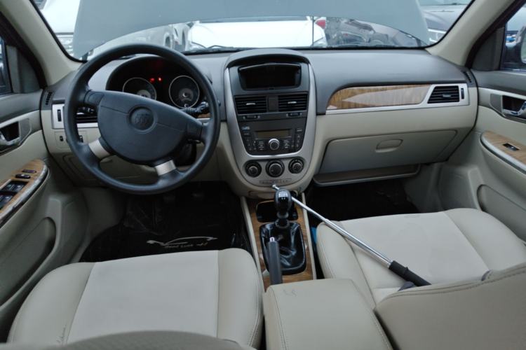 Used Buick Excelle 2015 1.5L Manual Classic Trim Center Console