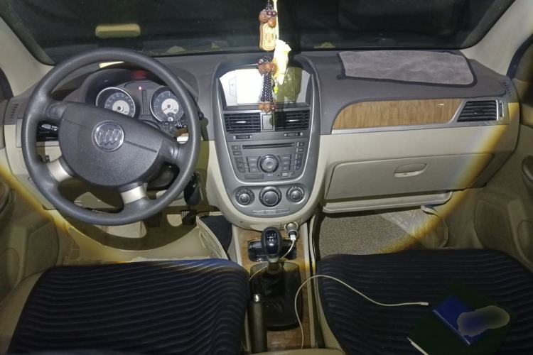 Used Buick Excelle 2015 1.5L Manual Classic Trim Center Console