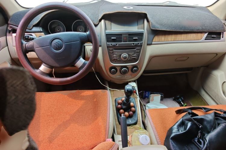 Used Buick Excelle 2015 1.5L Manual Luxury Model Center Console