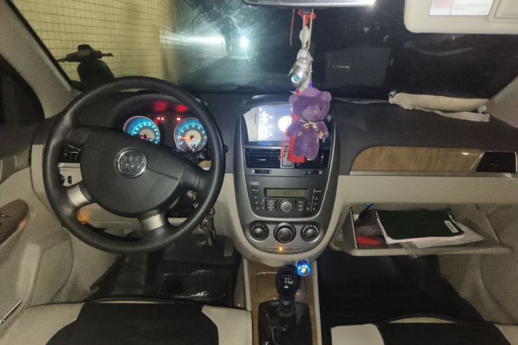 Used Buick Excelle 2015 1.5L Manual Classic Trim Center Console