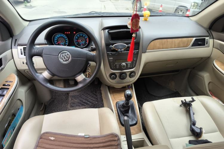Used Buick Excelle 2015 1.5L Manual Classic Trim Center Console