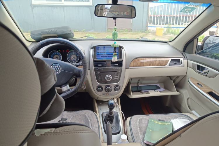 Used Buick Excelle 2015 1.5L Manual Classic Trim Center Console