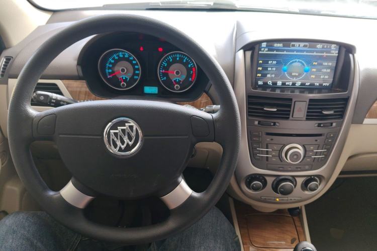 Used Buick Excelle 2015 1.5L Manual Classic Trim Center Console