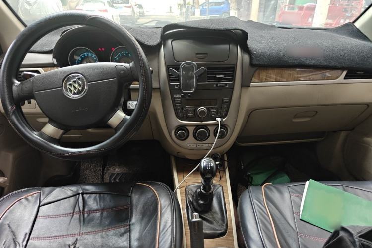 Used Buick Excelle 2015 1.5L Manual Classic Trim Center Console