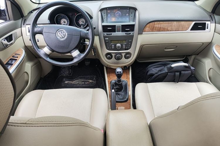 Used Buick Excelle 2015 1.5L Manual Classic Trim Center Console
