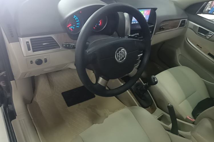 Used Buick Excelle 2015 1.5L Manual Classic Trim Center Console