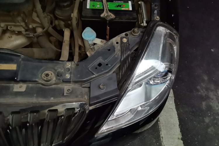 Used Buick Excelle 2015 1.5L Manual Classic Trim Engine Bay Left