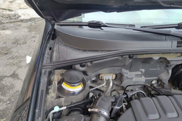 Used Buick Excelle 2015 1.5L Manual Classic Trim Engine Bay Right