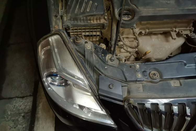 Used Buick Excelle 2015 1.5L Manual Classic Trim Engine Bay Right