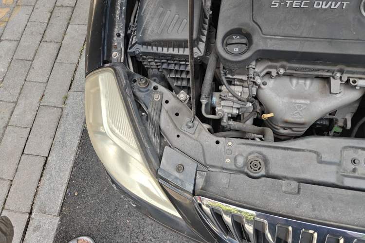 Used Buick Excelle 2015 1.5L Manual Classic Trim Engine Bay Right
