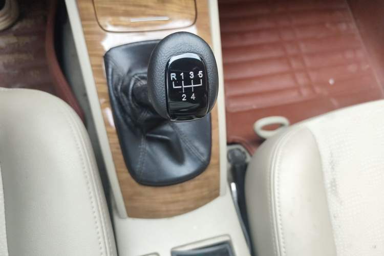 Used Buick Excelle 2015 1.5L Manual Classic Trim Gear Lever