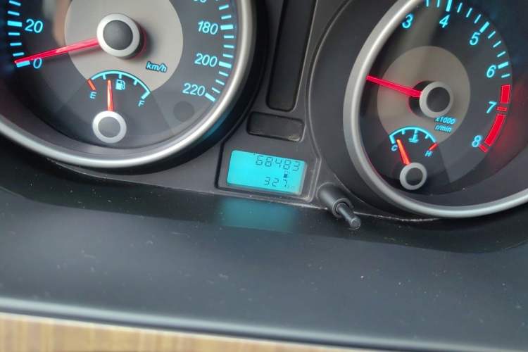 Used Buick Excelle 2015 1.5L Manual Classic Trim Odometer Close Up