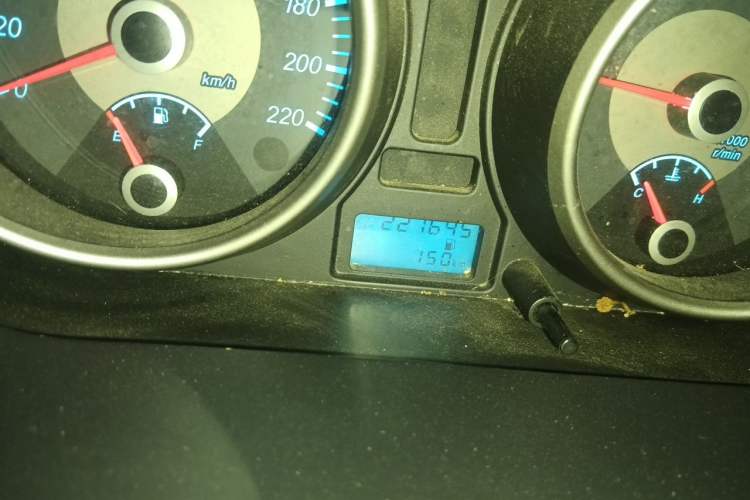 Used Buick Excelle 2015 1.5L Manual Classic Trim Odometer Close Up