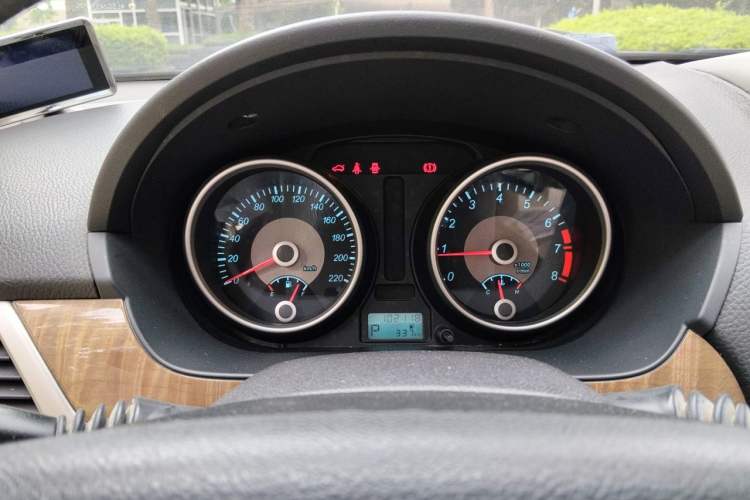 Used Buick Excelle 2015 1.5L Automatic Classic Model Odometer Close Up