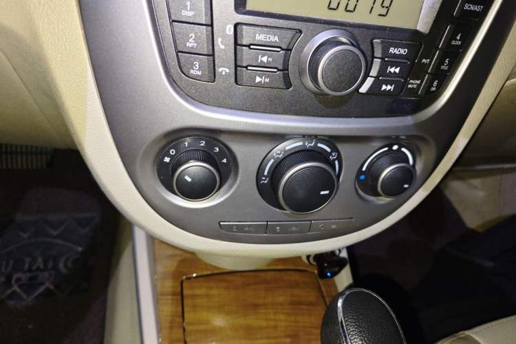 Used Buick Excelle 2015 1.5L Automatic Classic Model Audio And AC Panel