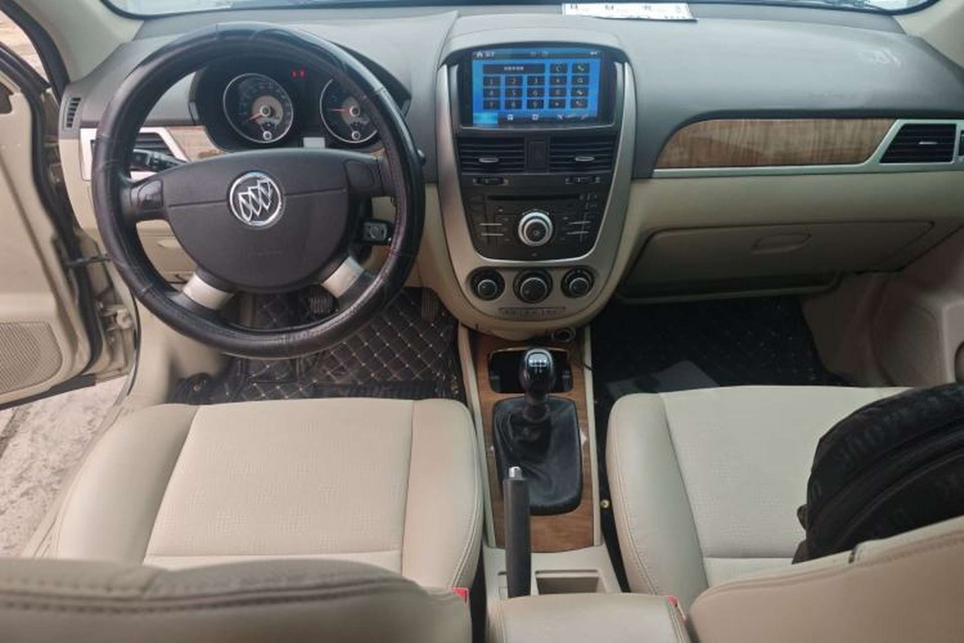 Used Buick Excelle 2015 1.5L Manual Classic Trim Center Console