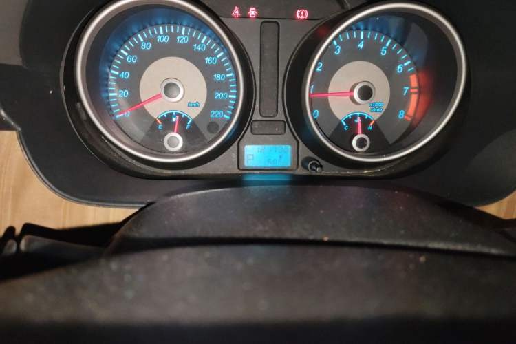 Used Buick Excelle 2015 1.5L Automatic Classic Model Odometer Close Up
