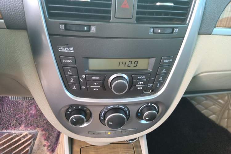 Used Buick Excelle 2015 1.5L Automatic Classic Model Audio And AC Panel