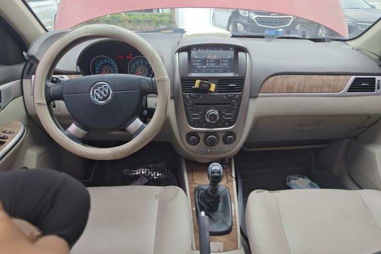Used Buick Excelle 2015 1.5L Manual Luxury Model Center Console