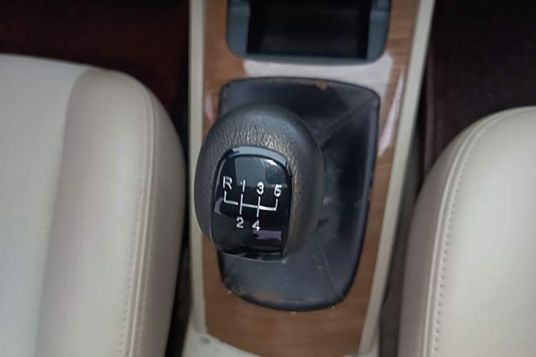 Used Buick Excelle 2015 1.5L Manual Classic Trim Gear Lever