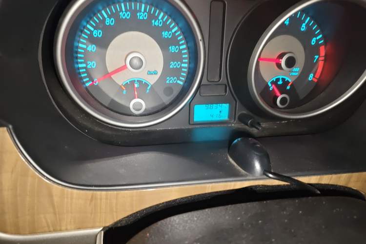 Used Buick Excelle 2015 1.5L Manual Classic Trim Odometer Close Up