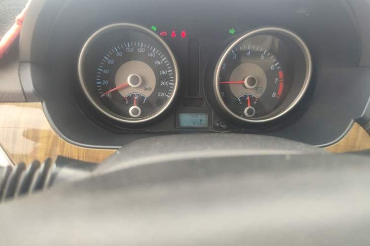 Used Buick Excelle 2015 1.5L Manual Classic Trim Odometer Close Up