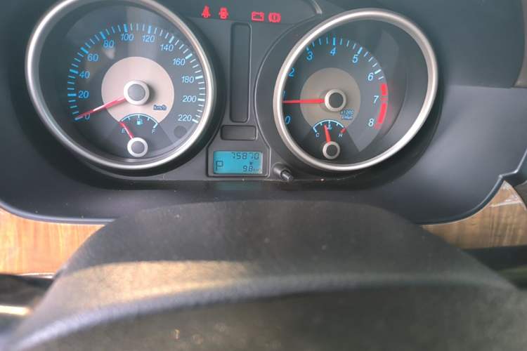 Used Buick Excelle 2015 1.5L Automatic Classic Model Odometer Close Up