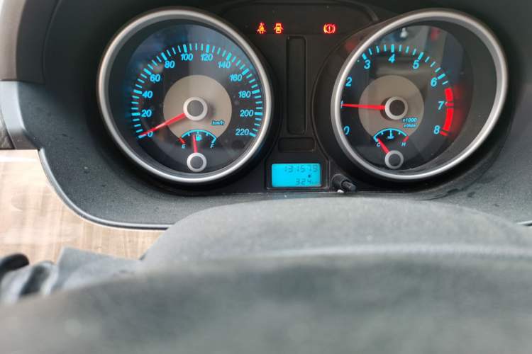 Used Buick Excelle 2015 1.5L Manual Classic Trim Odometer Close Up