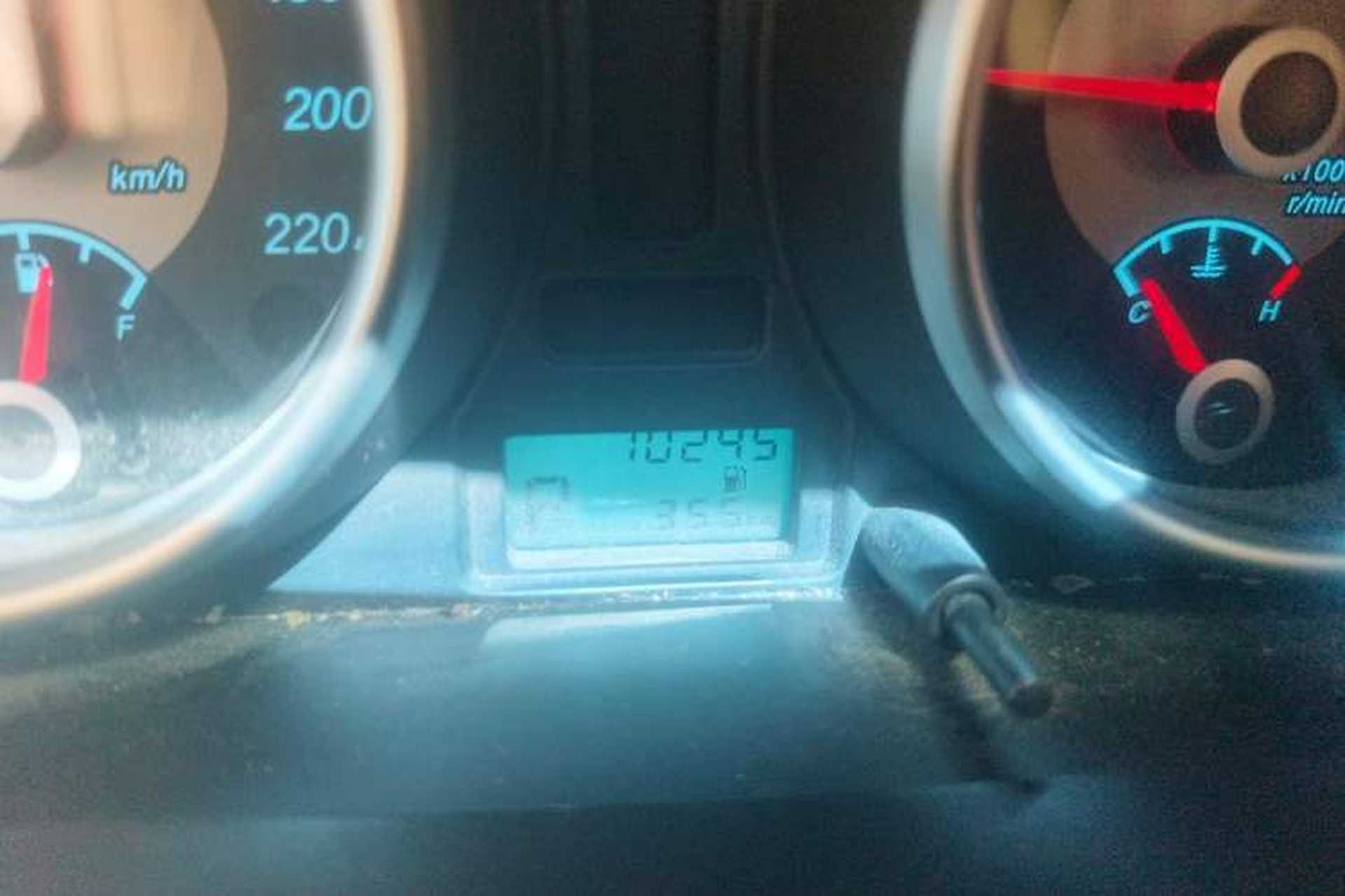 Used Buick Excelle 2015 1.5L Automatic Classic Model Odometer Close Up