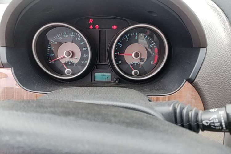 Used Buick Excelle 2015 1.5L Manual Classic Trim Odometer Close Up