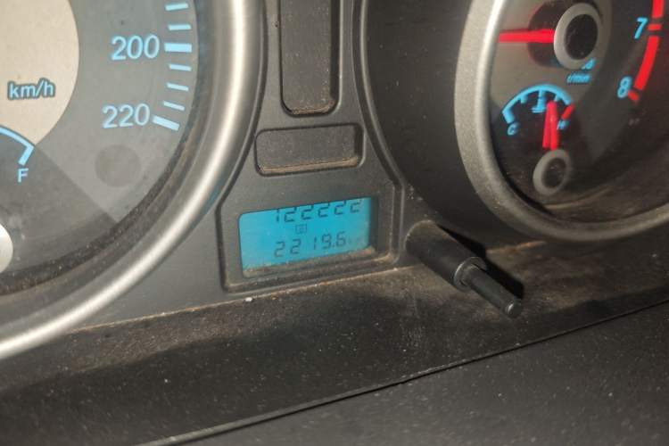 Used Buick Excelle 2015 1.5L Manual Classic Trim Odometer Close Up