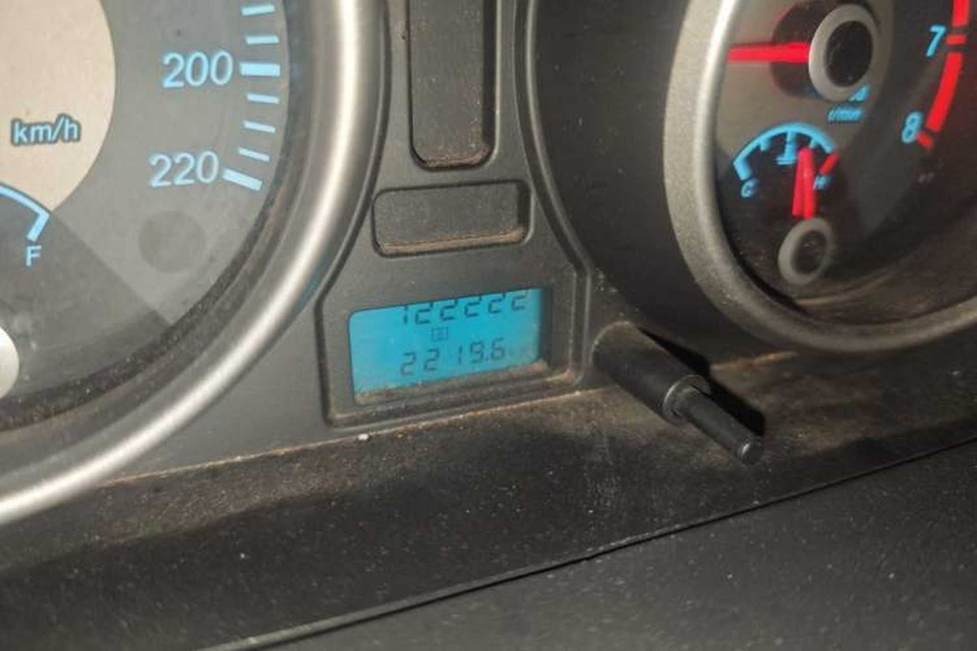 Used Buick Excelle 2015 1.5L Manual Classic Trim Odometer Close Up