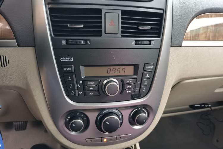 Used Buick Excelle 2015 1.5L Manual Classic Trim Audio And AC Panel