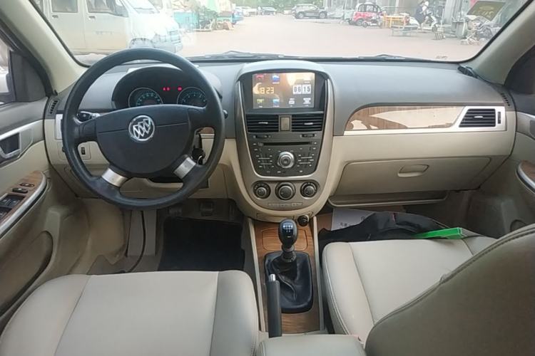 Used Buick Excelle 2015 1.5L Manual Classic Trim Center Console