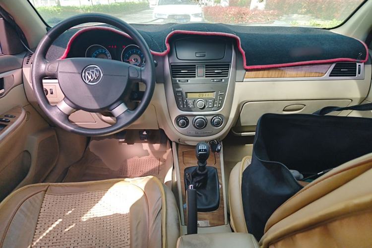Used Buick Excelle 2015 1.5L Manual Classic Trim Center Console