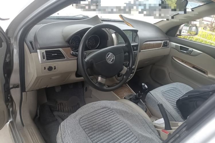 Used Buick Excelle 2015 1.5L Manual Classic Trim Center Console