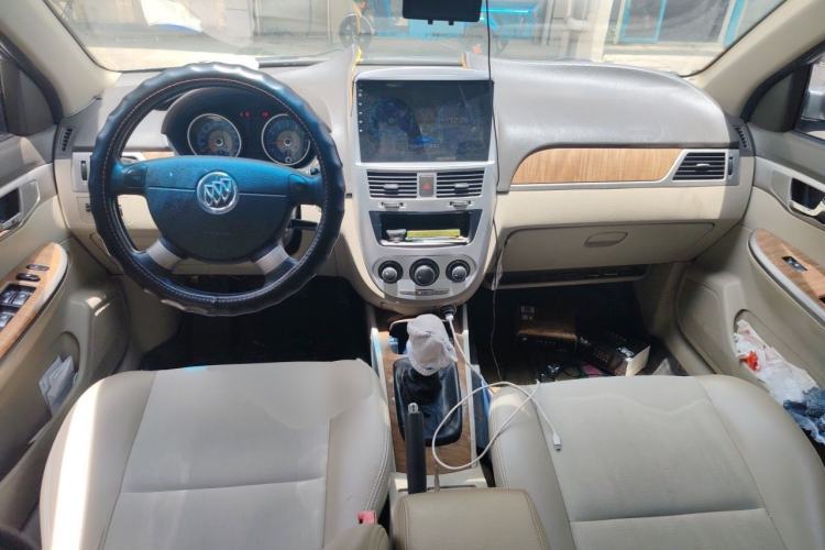 Used Buick Excelle 2015 1.5L Manual Classic Trim Center Console