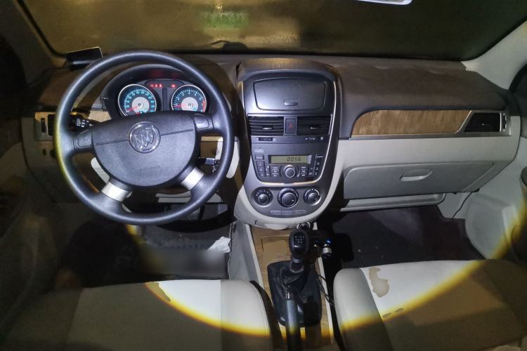 Used Buick Excelle 2015 1.5L Manual Classic Trim Center Console