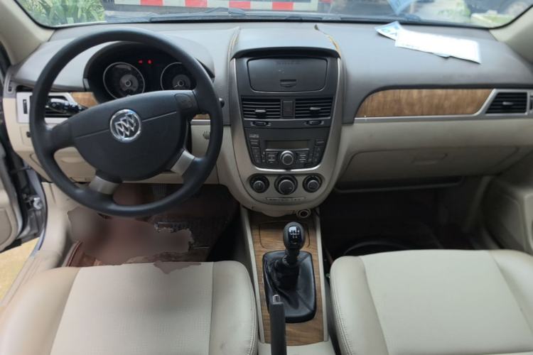 Used Buick Excelle 2015 1.5L Manual Classic Trim Center Console